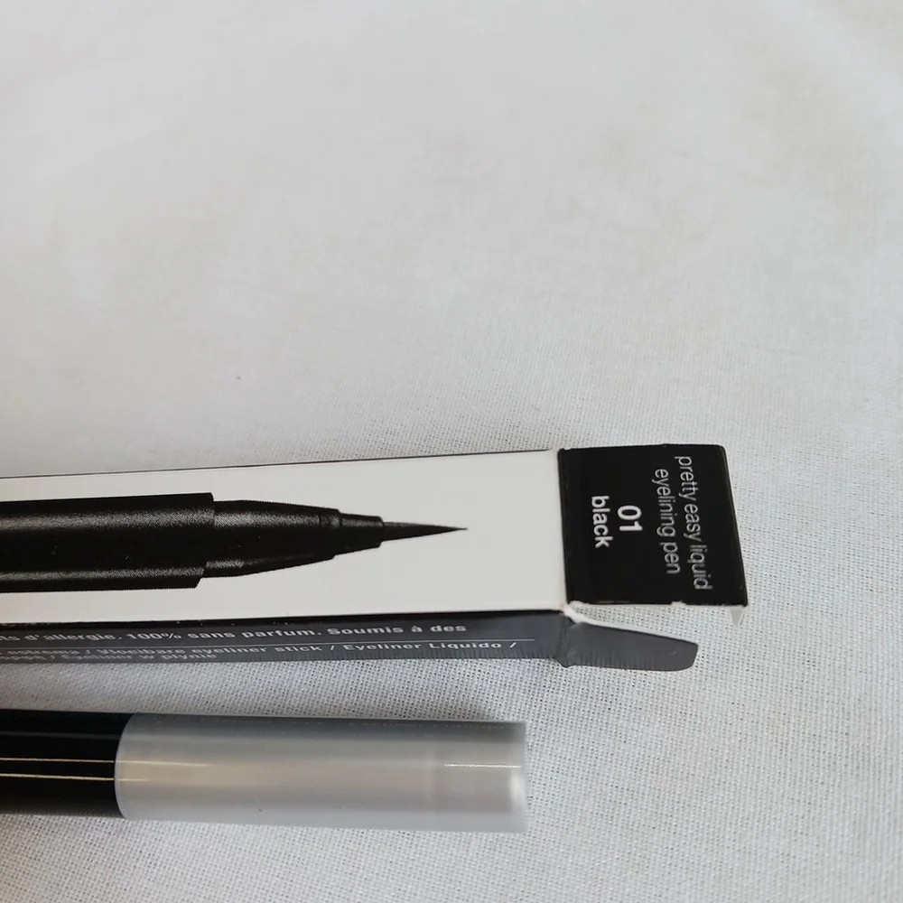 Clinique Pretty Easy Liquid Eyeliner Pen Black 01
